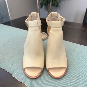 Vince Camuto Cream Women's Shoes size 7.5